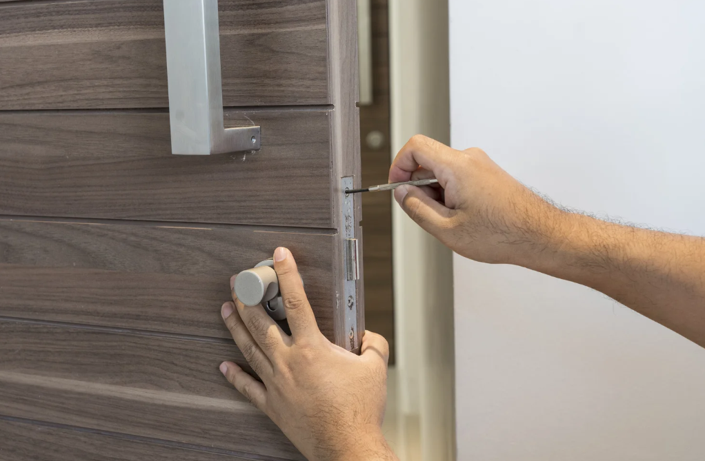 Commercial lock and key change service in Columbus, Ohio.